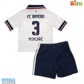 Billiga Bayern Munich Kim Min-jae #3 Bortatröja Barn 2026-27 Kortärmad (+ Korta byxor)